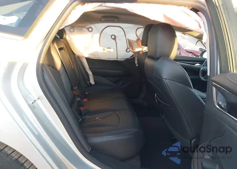 2017 Buick Lacrosse Essence z USA, uszkodzony, nr VIN 1G4ZP5SS3HU199611